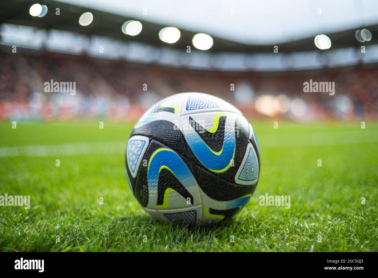 LUBIN, POLOGNE - 29 OCTOBRE 2023 : match de football polonais PKO Ekstraklasa entre KGHM Zaglebie Lubin vs Radomiak Radom 2:3. Boule sur l'herbe. Banque D'Images