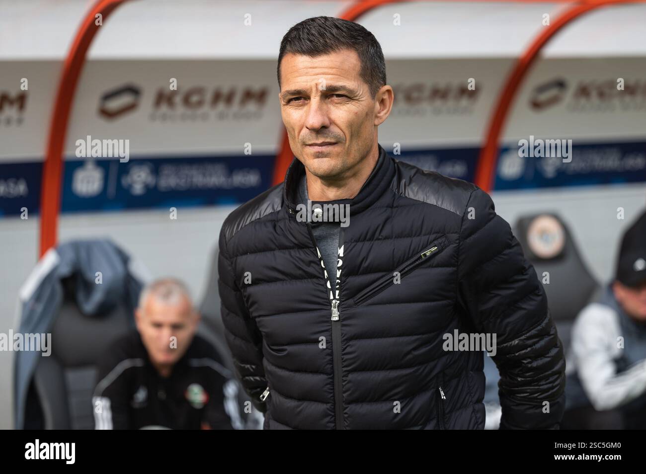LUBIN, POLOGNE - 29 OCTOBRE 2023 : match de football polonais PKO Ekstraklasa entre KGHM Zaglebie Lubin vs Radomiak Radom 2:3. Constantin Garcia tête coac Banque D'Images