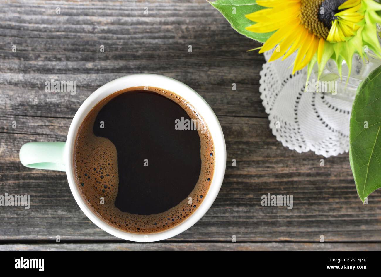 Tasse de café sur fond de bois Banque D'Images