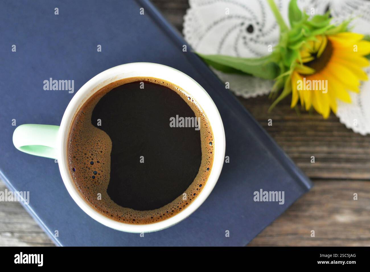 Tasse de café, livre et tournesol Banque D'Images