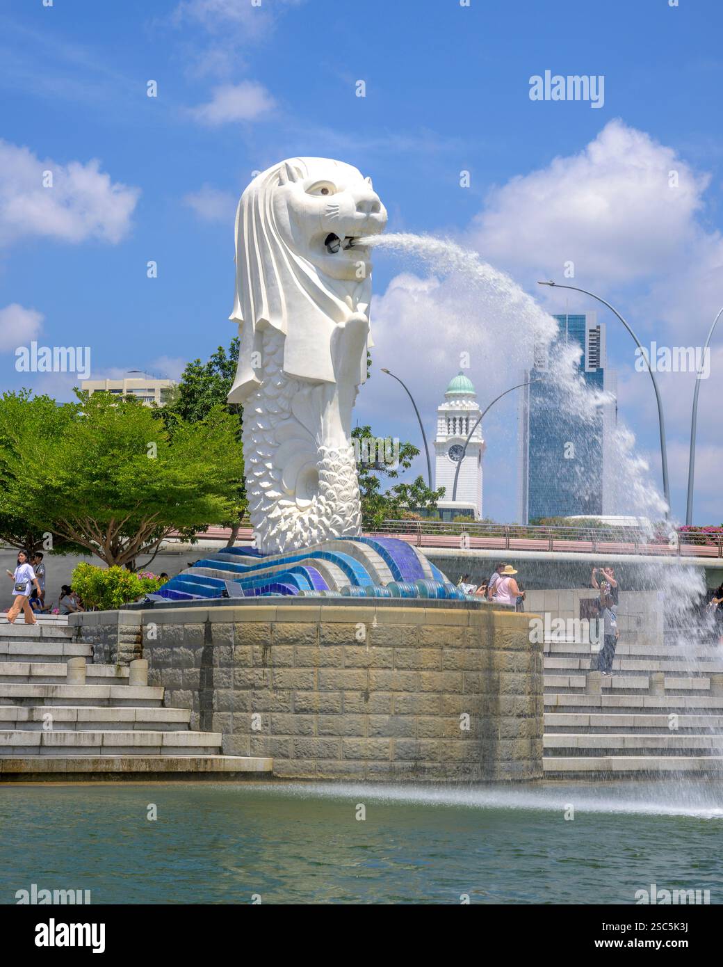 La statue de Merlion de 70 tonnes de Lim Nang Seng tire un jet d'eau de son embouchure dans Marina Bay. Le Merlion est la mascotte officielle de Singapour. Banque D'Images