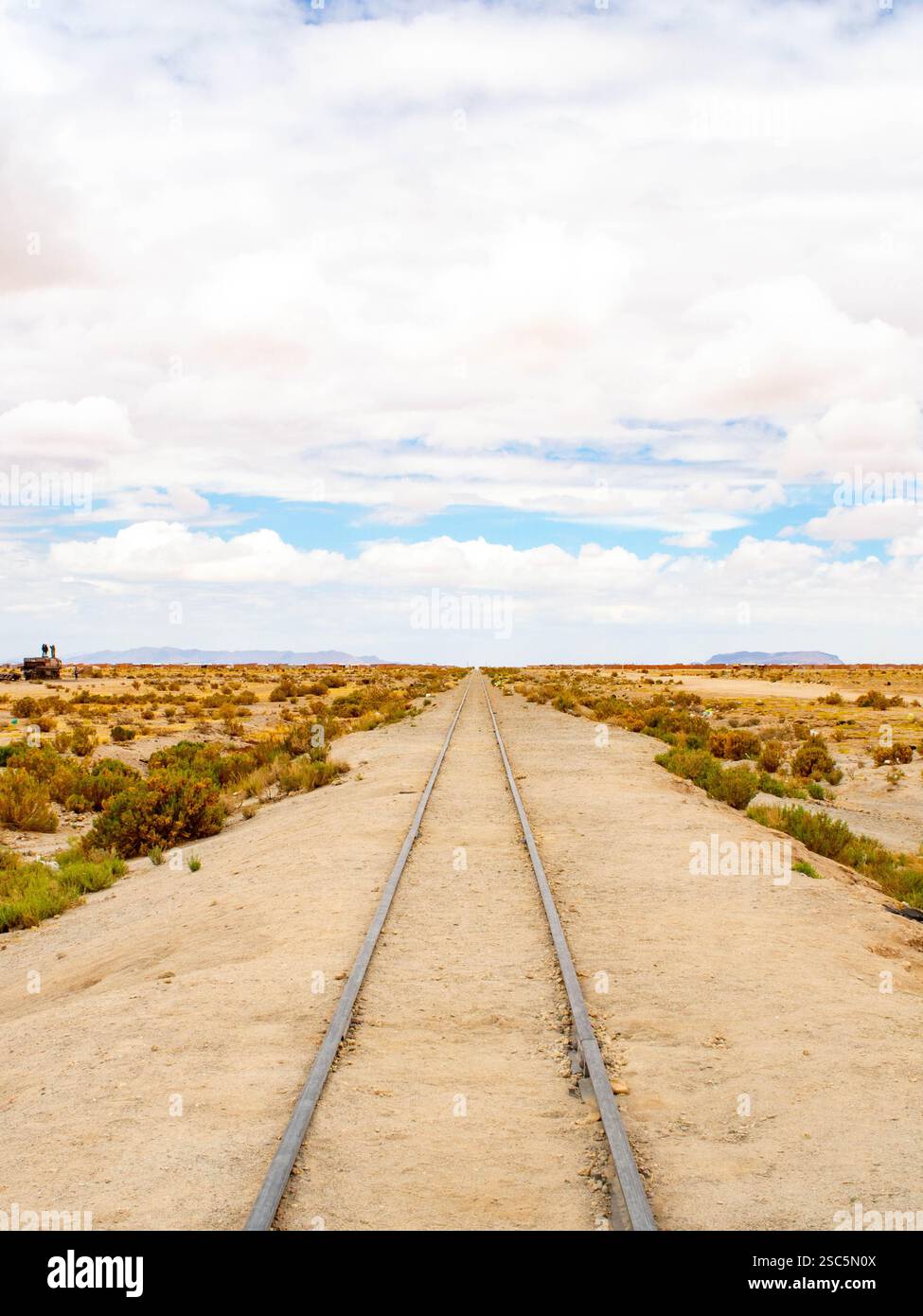 Vue d'une voie ferrée abandonnée dans le désert d'Uyuni en Bolivie Banque D'Images