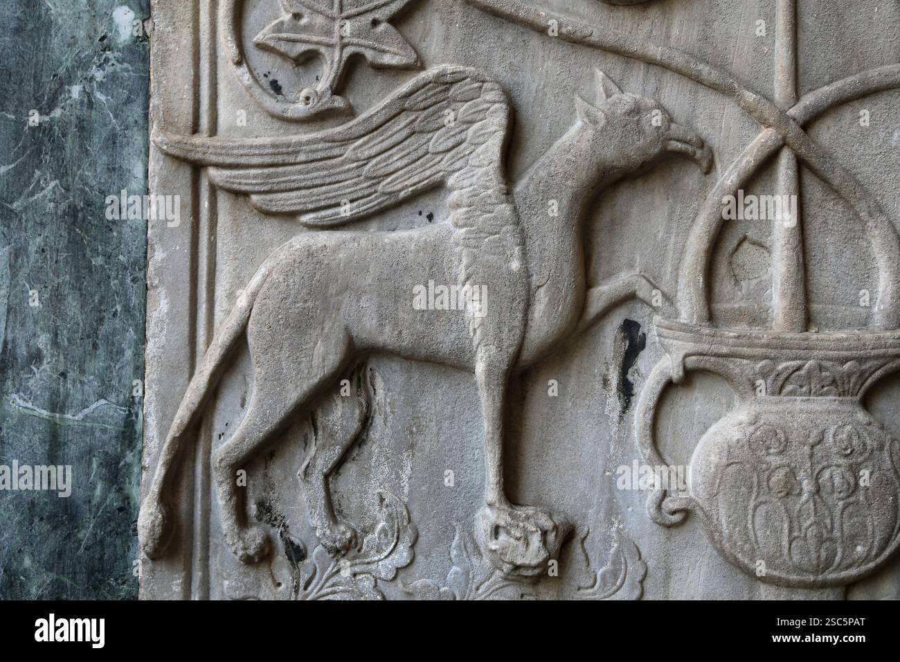 Relief de Griffin. Dans la chrétienté symbole de Jésus ou d'interprétation différente, simbolized le pape ou la papauté. Venise. Style byzantin. Italie. (à partir de t Banque D'Images