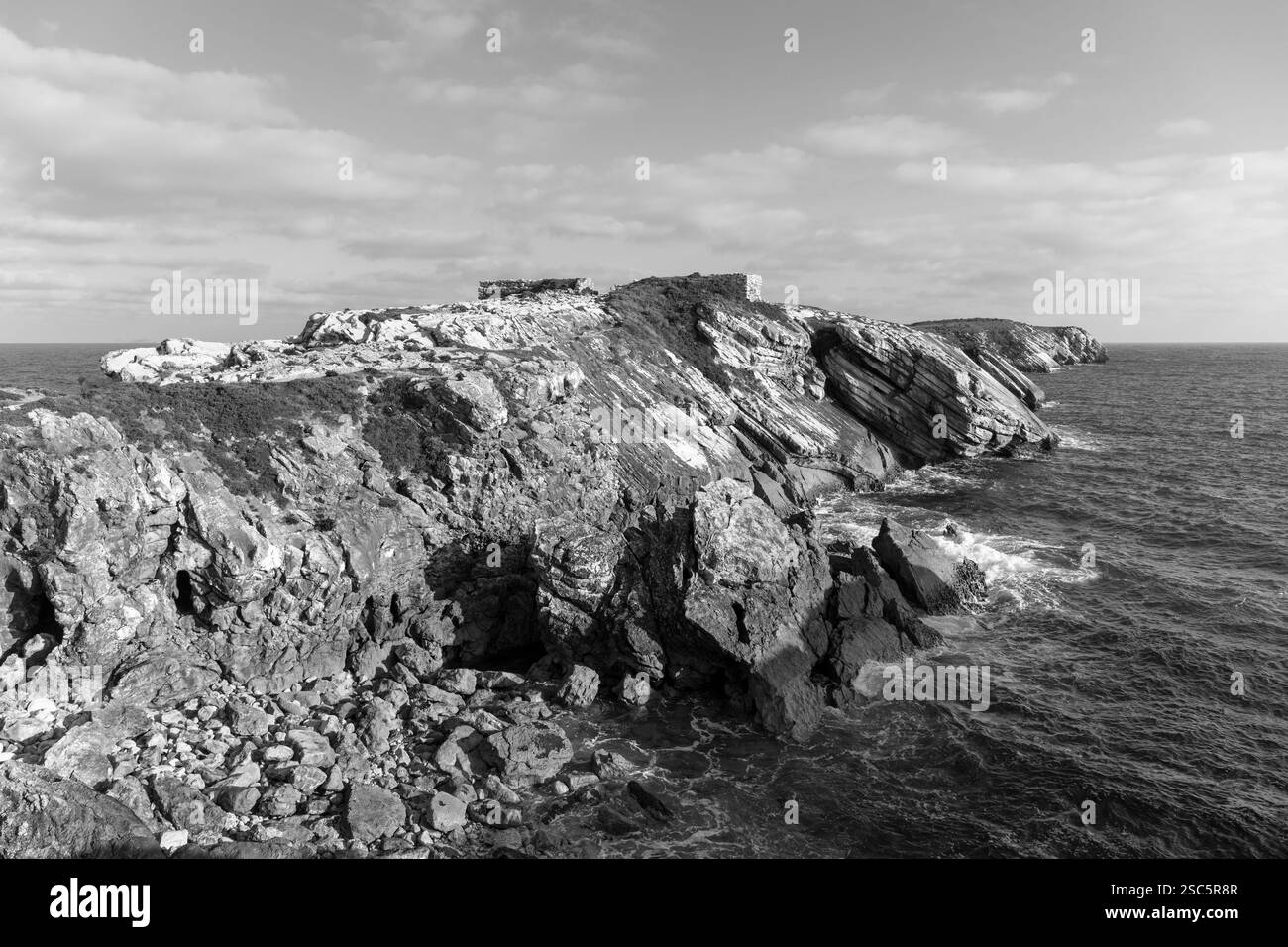 Portugal, région d'Oeste, île de Baleal, la côte rocheuse regardant vers Vestígios do forte et Ilha de Fora Banque D'Images