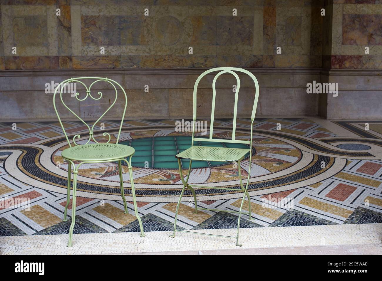 Paris, France, 01.30.2025 chaises de jardin vert pastel dans la cour du petit Palais Banque D'Images