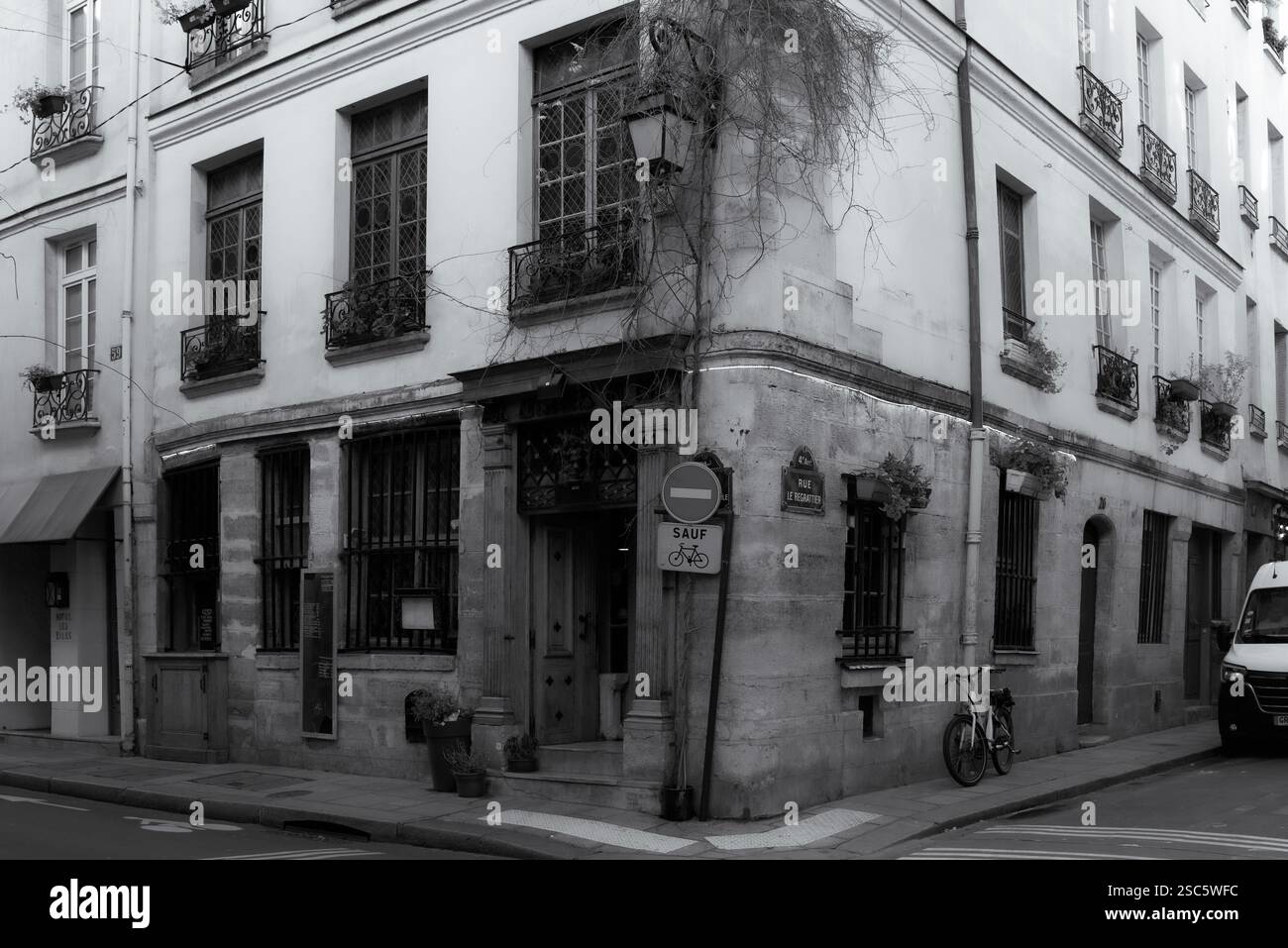 Paris, France, 02.03.2025 photo noir et blanc d'un restaurant parisien dans le 4ème arrondissement de Paris Banque D'Images