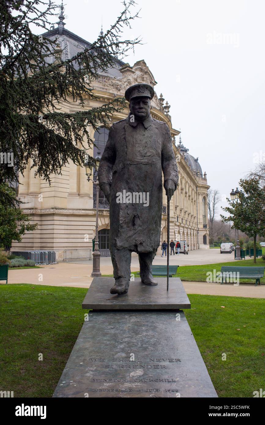 Paris, France, 02.04.2025. Statue de Winston Churchill dans le parc du petit Palais dans le 8ème arrondissement de Paris Banque D'Images