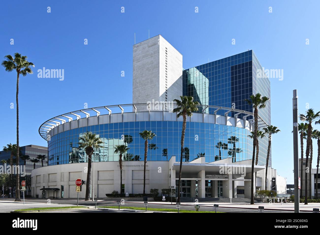 RIVERSIDE, CALIFORNIE - 2 février 2025 : bâtiment du centre administratif du comté de Riverside. Banque D'Images