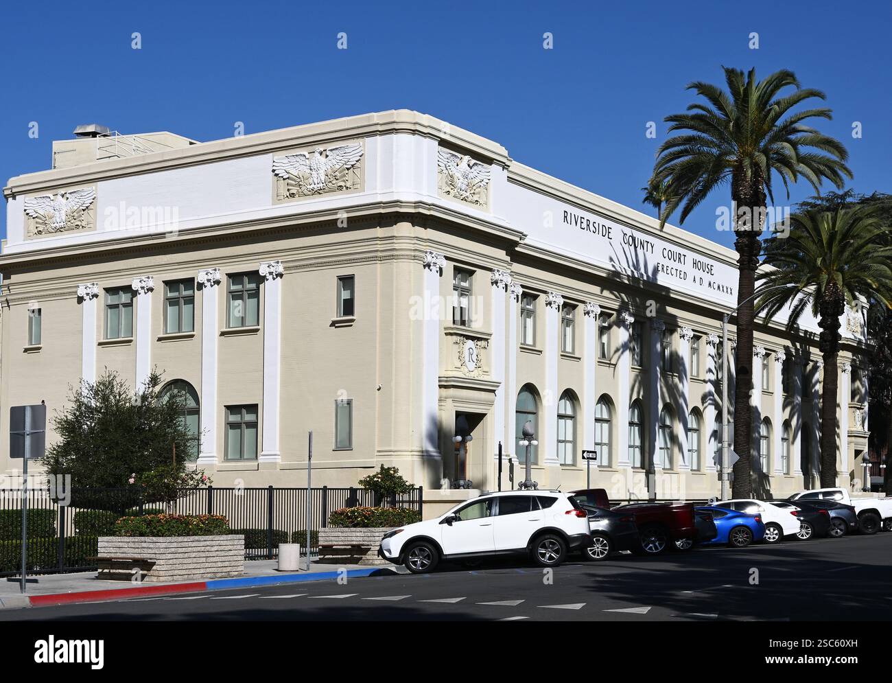 RIVERSIDE, CALIFORNIE - 2 février 2025 : le palais de justice du comté de Riverside construit en 1930 abrite la Cour supérieure du comté de Riverside. Banque D'Images