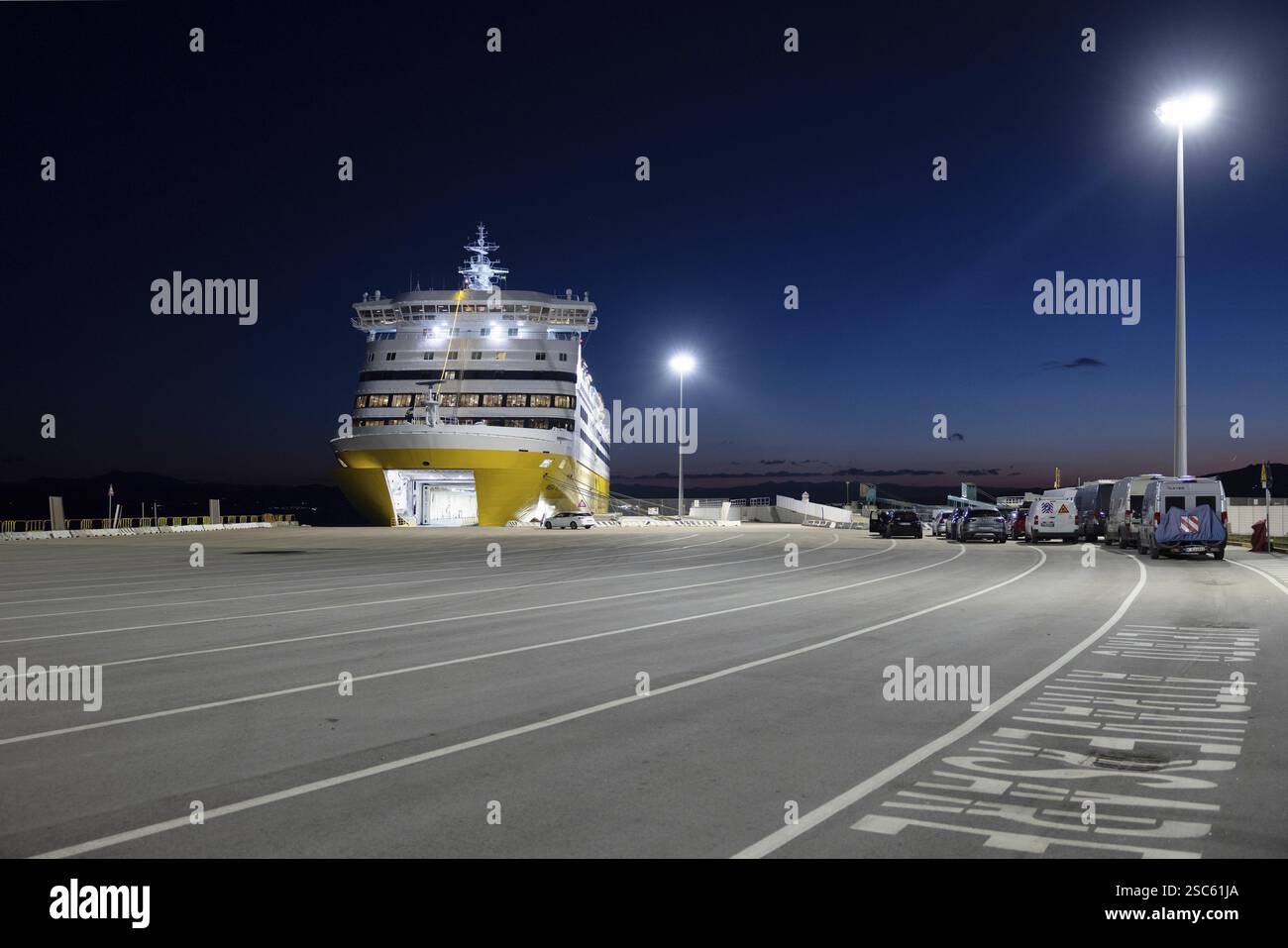 Car ferry avec trappe d'étrave ouverte ancrée dans le port au coucher du soleil, Golfo Aranci, Sardaigne, Italie, Europe Banque D'Images