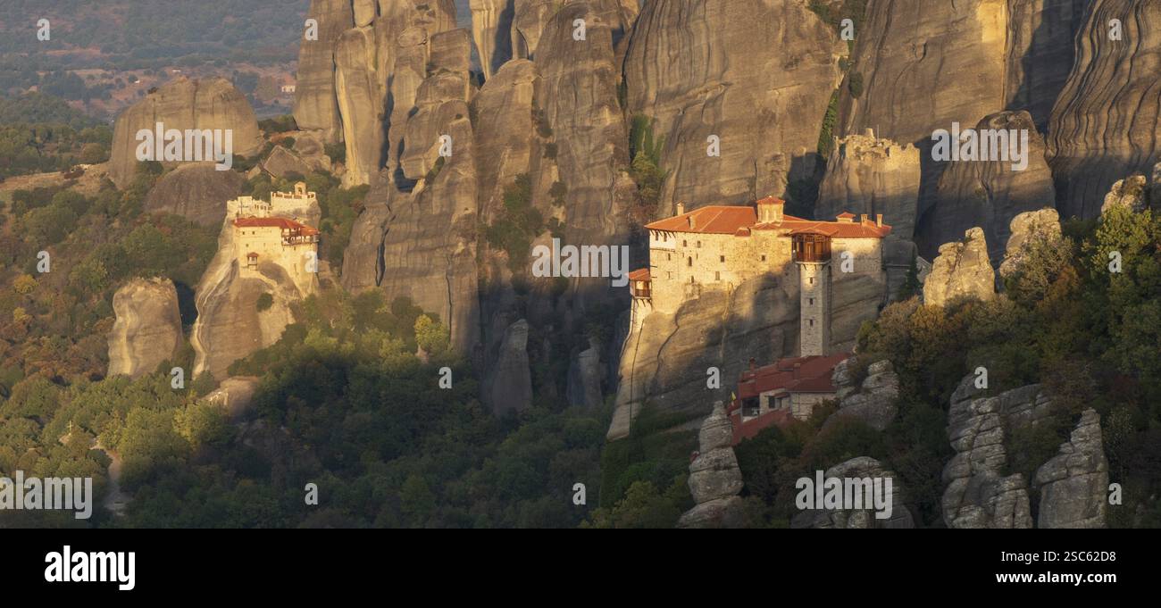 Monastères perchés de Saint-Nicolas (l) et Roussanou (R) à l'aube, Météores, Trikala, Thessalie, Grèce, Europe Banque D'Images