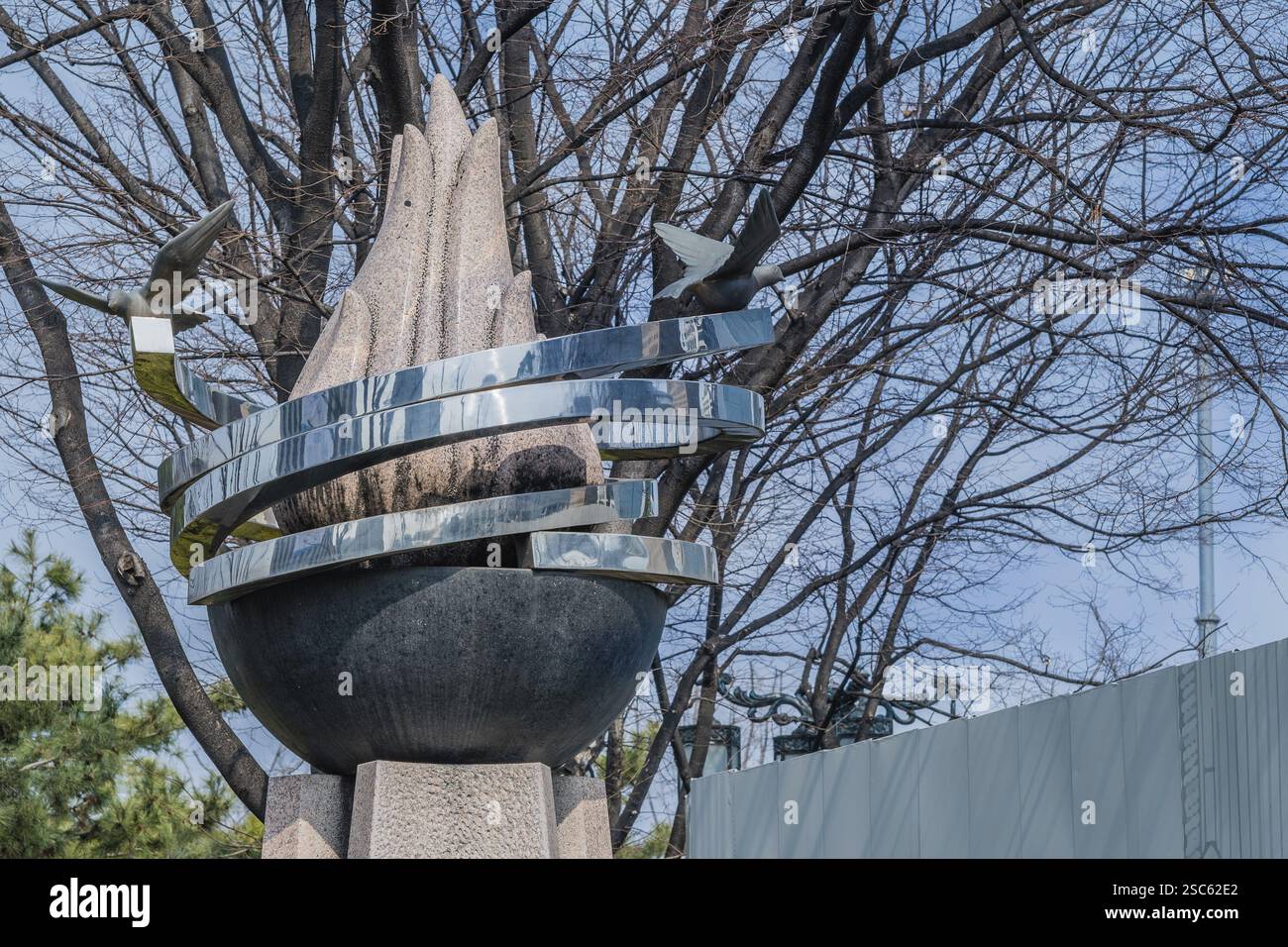 Séoul, Corée du Sud, 18 mars 2017 : Art abstrait fait de béton et de métal sur un pilier en béton à côté d'un mur blanc dans le centre-ville de Séoul, Corée du Sud, A Banque D'Images