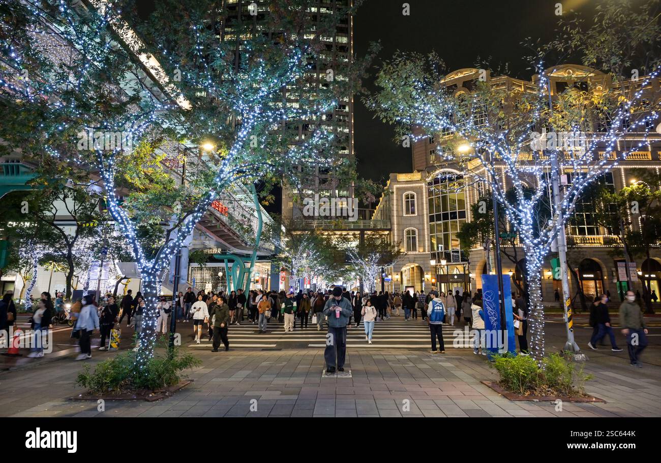 Einkaufsstraße, Fußgängerzone, weihnachtliche Songgao Road, Geschäftsviertel Xinyi Special District, Taipeh, Taïwan Banque D'Images