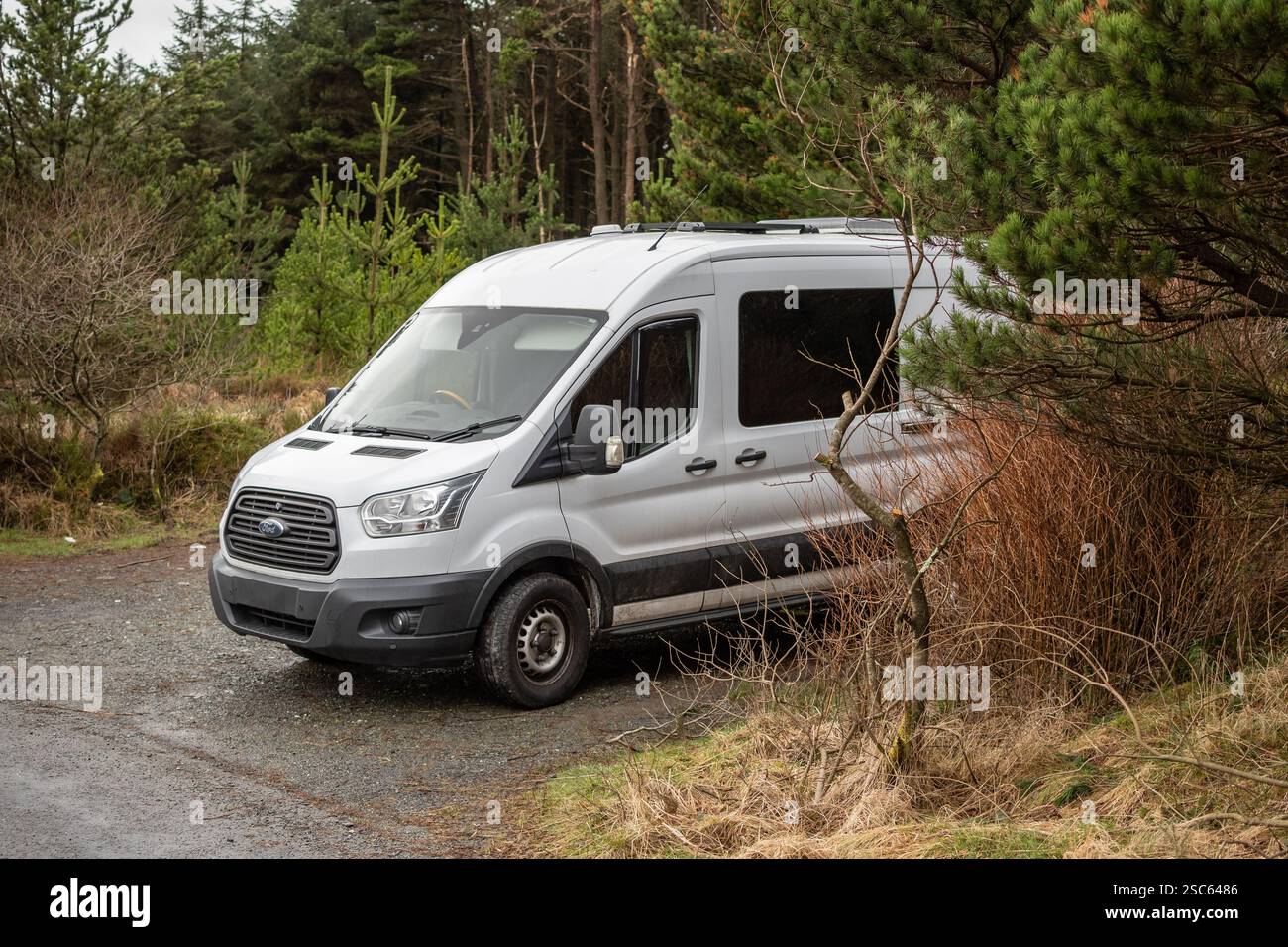 2016 Ford transit Camper Van garé dans la nature sauvage du pays de Galles, Royaume-Uni Banque D'Images