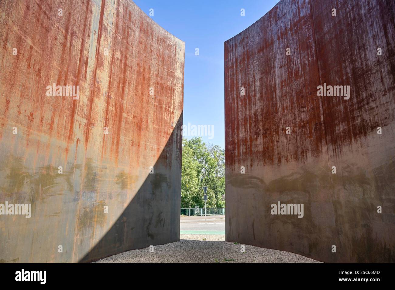 Skulptur von Richard Serra : point de vue, Mittelinsel des Kreisverkehrs an der B51, Dillingen, Sarre, Deutschland Banque D'Images