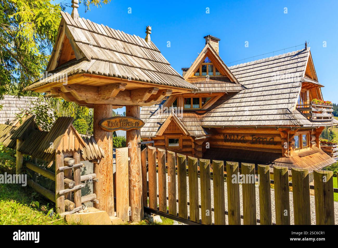 KOSCIELISKO, POLOGNE - 10 septembre 2021 : belle maison en bois construite dans une architecture de style traditionnel, montagnes des Tatras, Koscielisko, Pologne. Banque D'Images