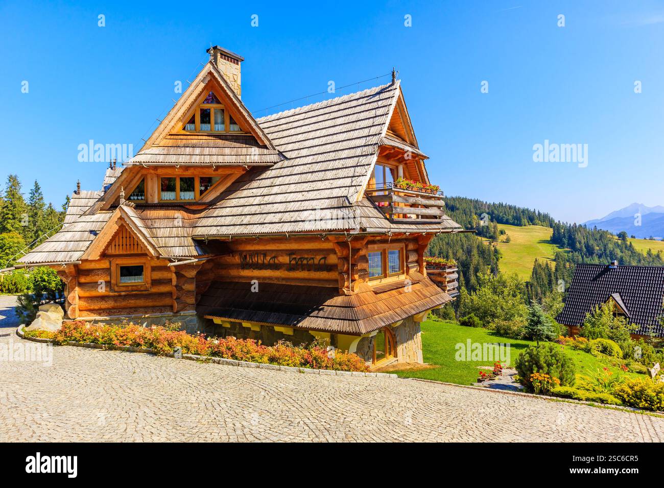KOSCIELISKO, POLOGNE - 10 septembre 2021 : belle maison en bois construite dans une architecture de style traditionnel, montagnes des Tatras, Koscielisko, Pologne. Banque D'Images