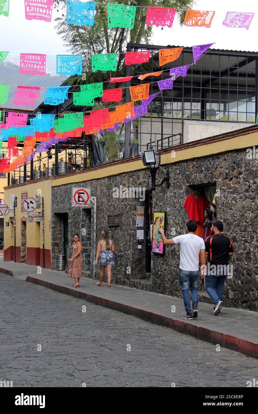 Tepoztlan, Morelos, Mexique - 7 novembre 2024 : rues pavées de la ville magique Tepoztlan à Morelos, Mexique, un lieu de repos, un climat mystique et chaud Banque D'Images