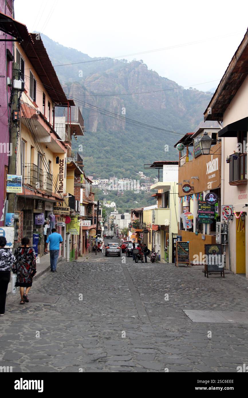 Tepoztlan, Morelos, Mexique - 7 novembre 2024 : rues pavées de la ville magique Tepoztlan à Morelos, Mexique, un lieu de repos, un climat mystique et chaud Banque D'Images