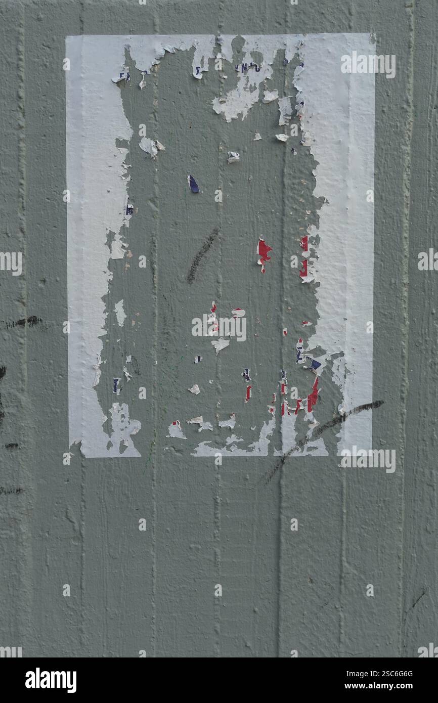 Cadre de papier effiloché d'affiche de pâte de blé déchiré sur fond de mur de béton. Banque D'Images