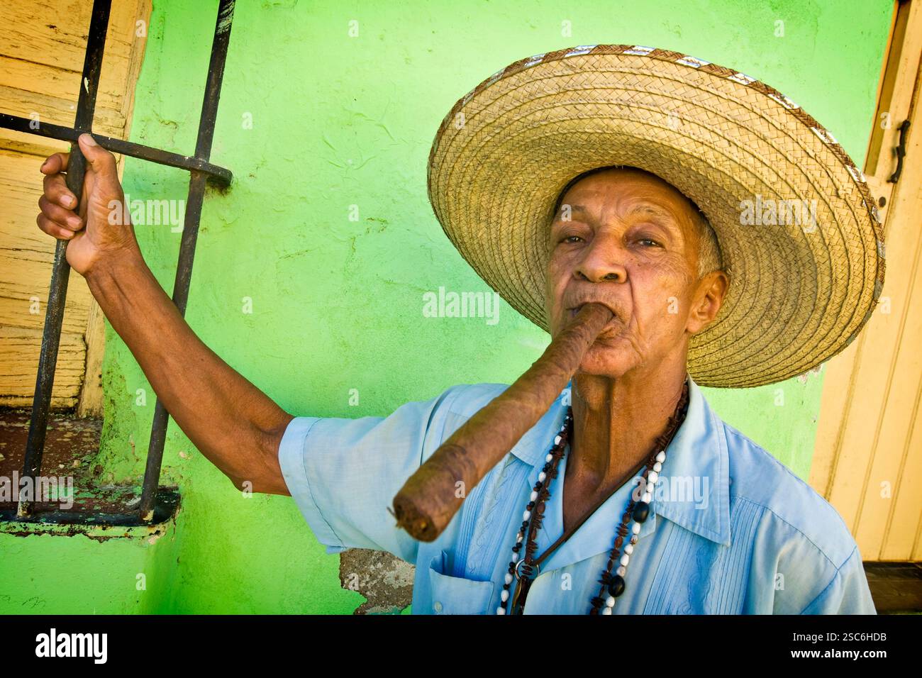 Cuba. Camaguey. Un homme qui fume Un cigare cubain. Banque D'Images