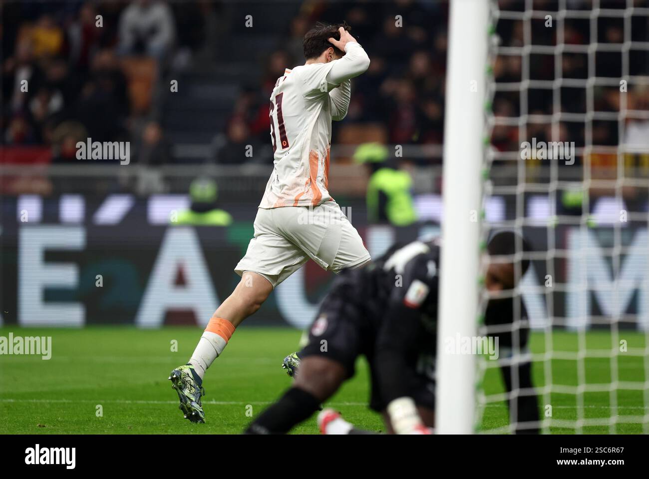 Milan, Italie. 05th Feb, 2025. Niccolo Pisilli de l'AS Roma semble abattu lors du match des quarts de finale de la Coppa Italia entre l'AC Milan et l'AS Roma au Stadio Giuseppe Meazza le 5 février 2025 à Milan, Italie . Crédit : Marco Canoniero/Alamy Live News Banque D'Images