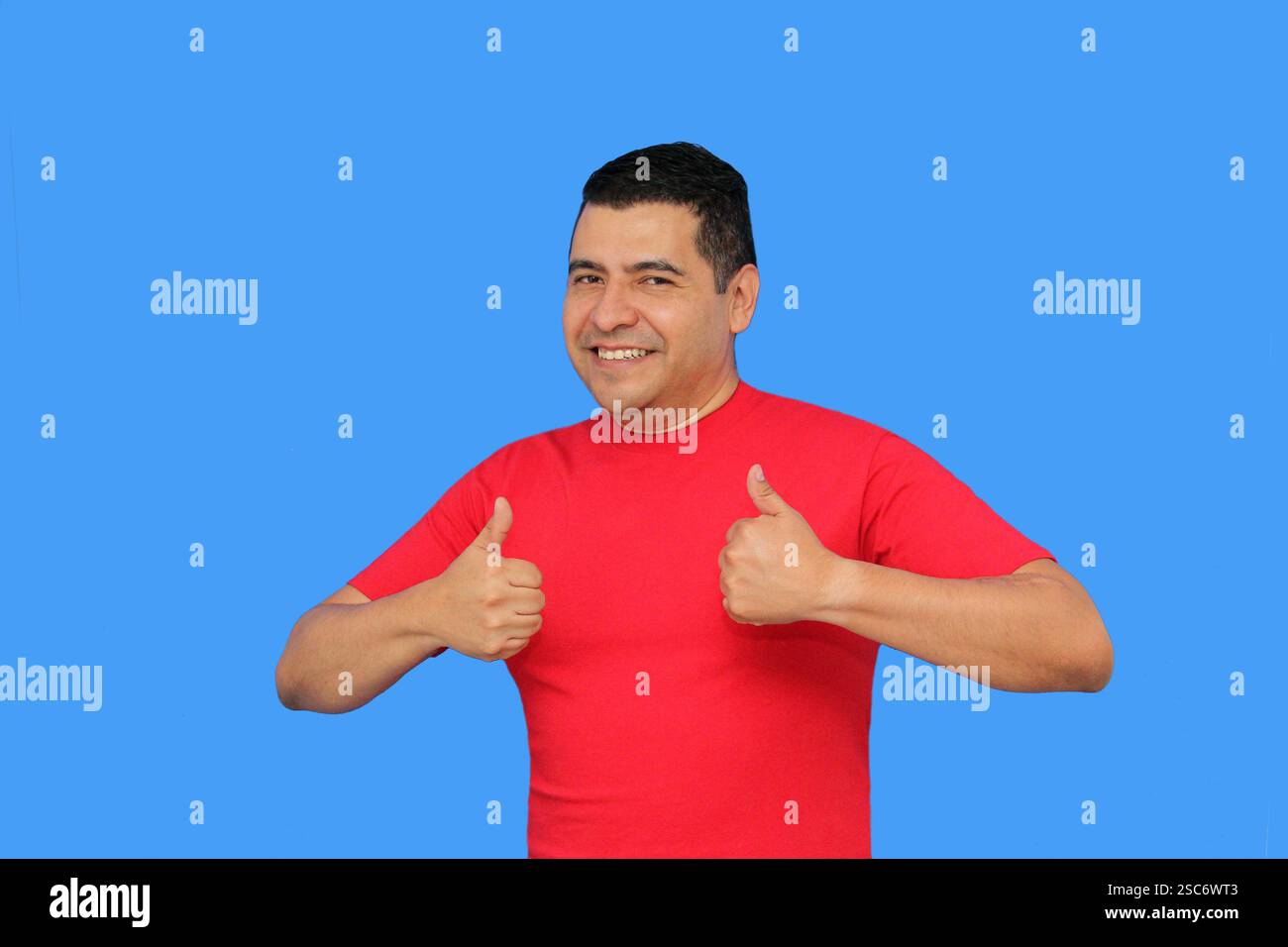 Homme adulte latino-peau foncée montre le signe OK ou approuvé avec sa main enthousiaste et positive Banque D'Images Homme adulte latino-peau foncée montre le signe OK ou approuvé avec sa main enthousiaste et positive Banque D'Images