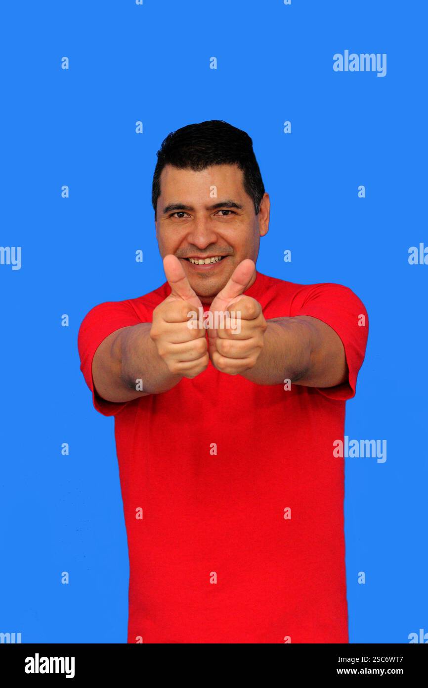Homme adulte latino-peau foncée montre le signe OK ou approuvé avec sa main enthousiaste et positive Banque D'Images Homme adulte latino-peau foncée montre le signe OK ou approuvé avec sa main enthousiaste et positive Banque D'Images