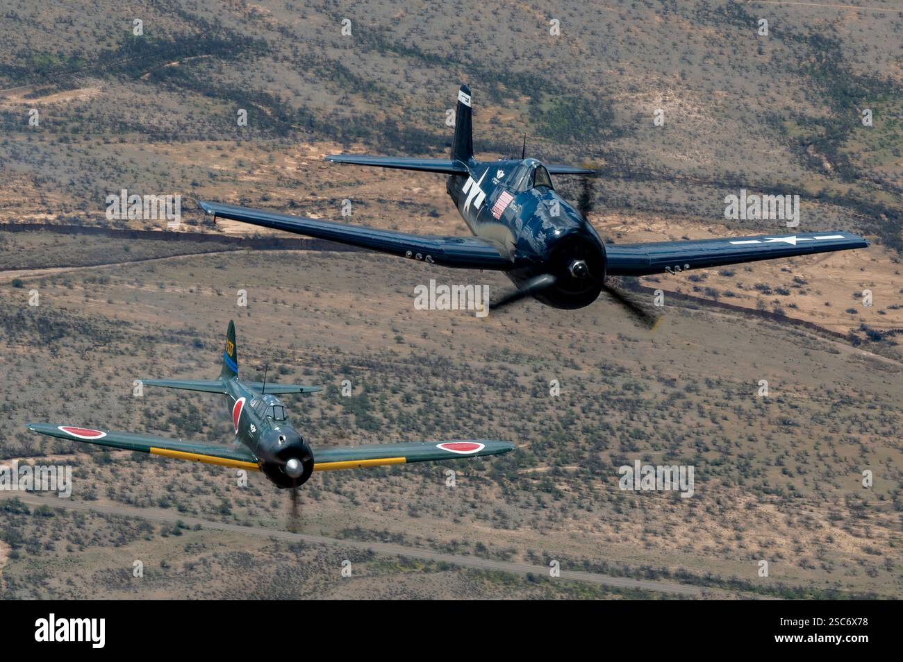 Un F6F-3 Hellcat et un A6M3 Zero de la Commemorative Air Force volent ensemble au-dessus du sud de l'Arizona, le 23 mars 2023. La CAF collecte, restaure et p Banque D'Images