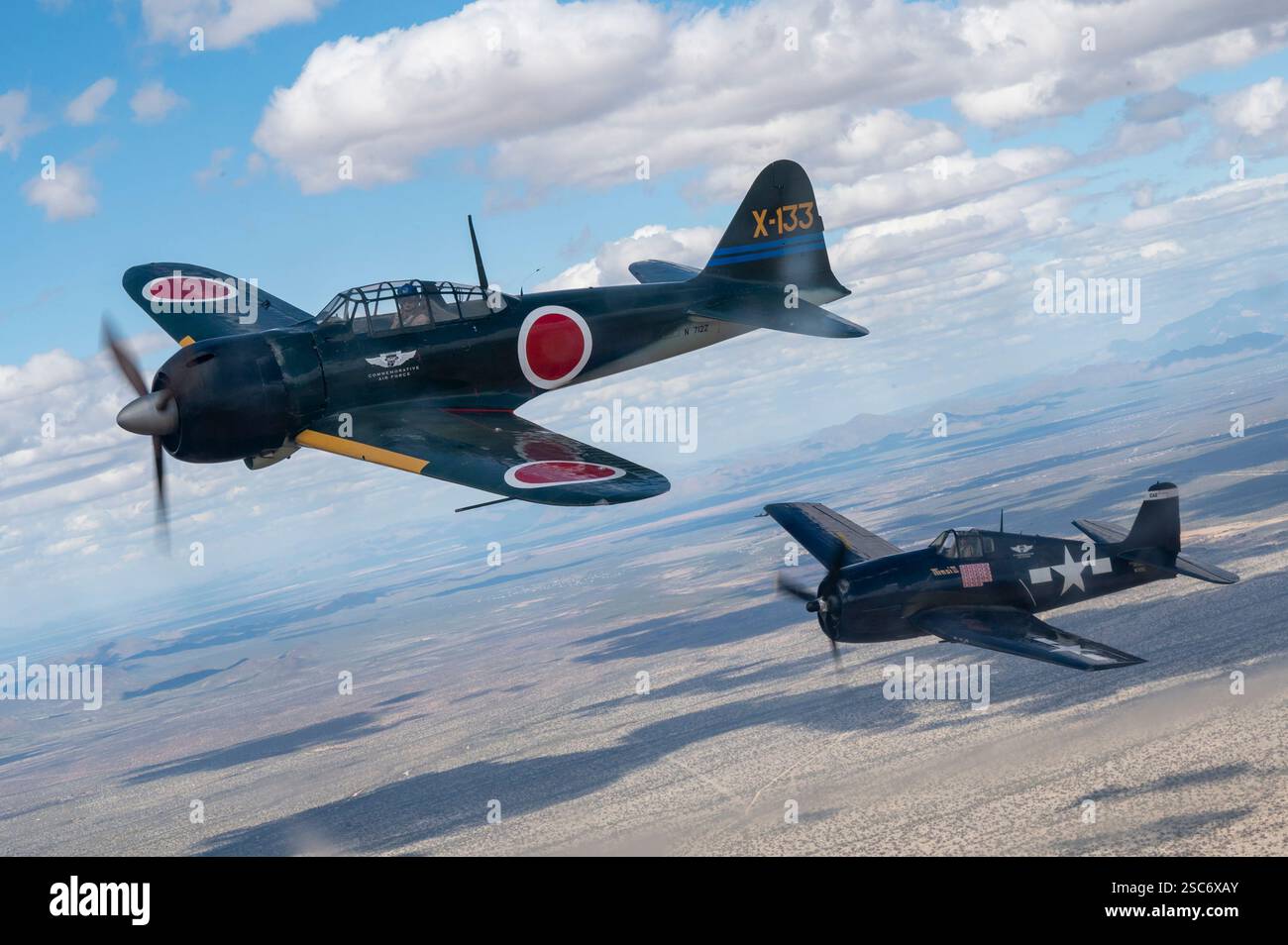 Un F6F-3 Hellcat et un A6M3 Zero de la Commemorative Air Force volent ensemble au-dessus du sud de l'Arizona, le 23 mars 2023. La CAF collecte, restaure et p Banque D'Images