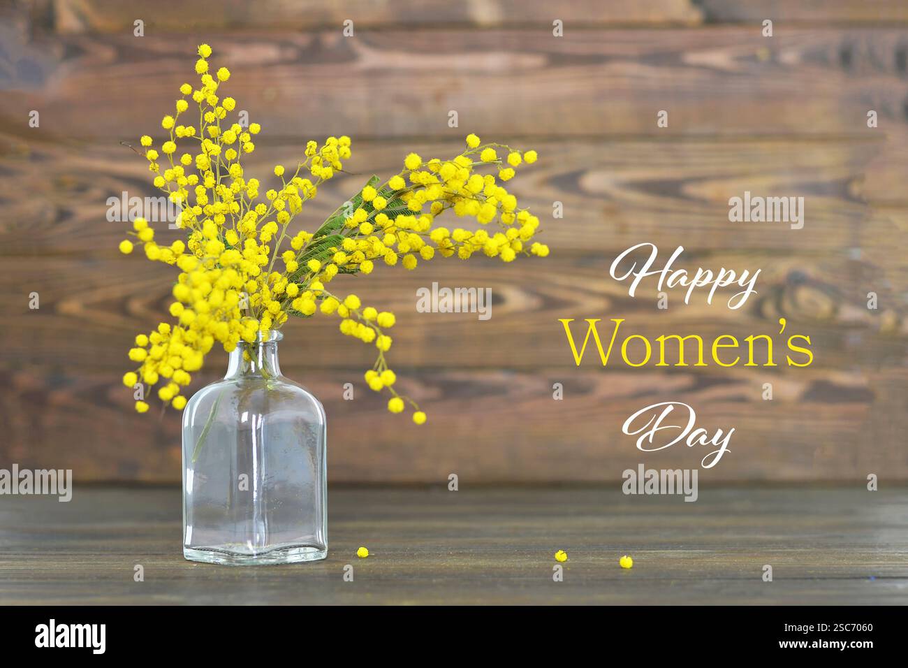 Carte de fête des femmes joyeuses avec fleurs de mimosa dans le vase Banque D'Images