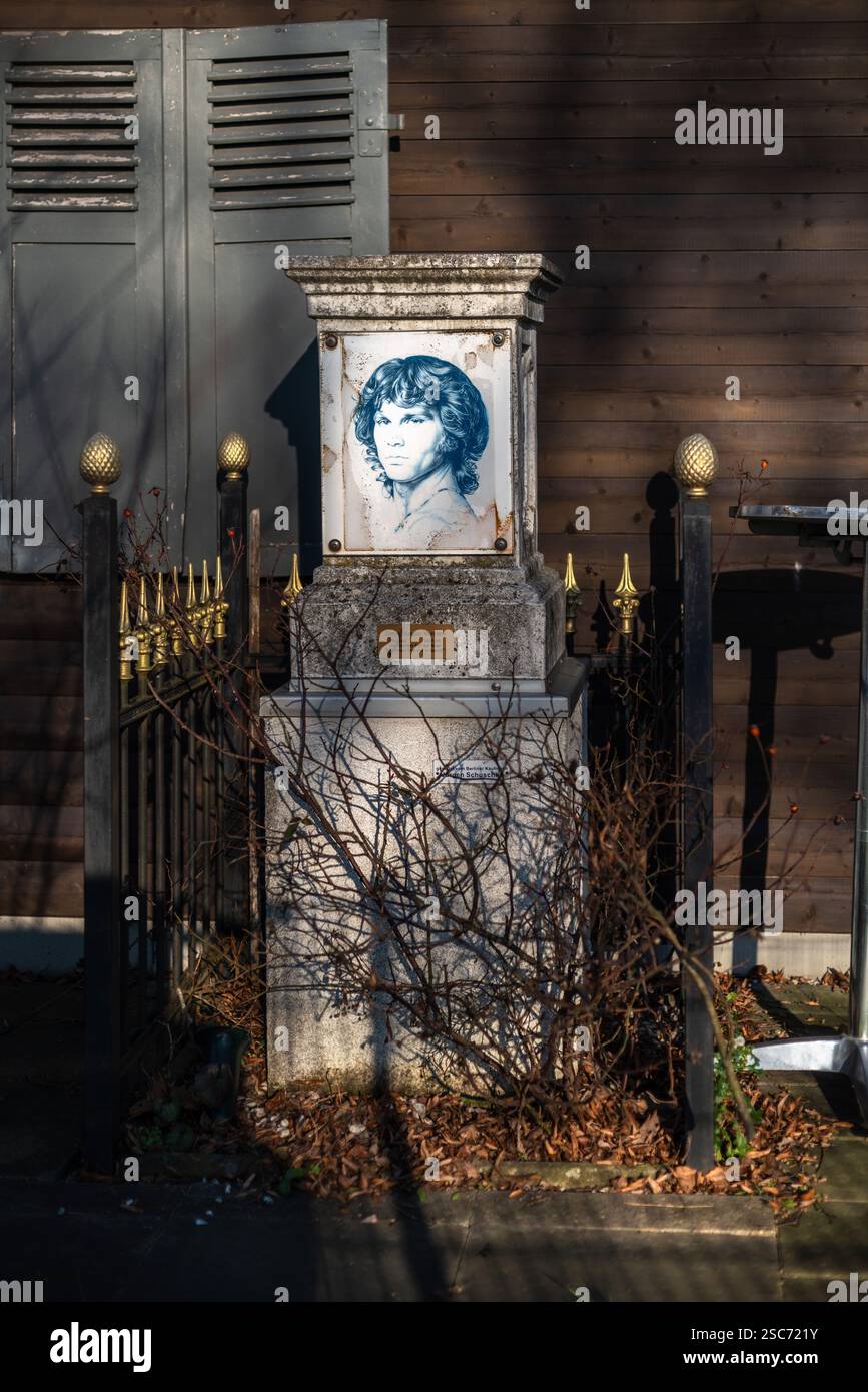 Mémorial Jim Morrison à Berlin Baumschulenweg représentant un portrait de la chanteuse des portes pendant la faible lumière du soleil d'hiver, Berlin, Allemagne Banque D'Images
