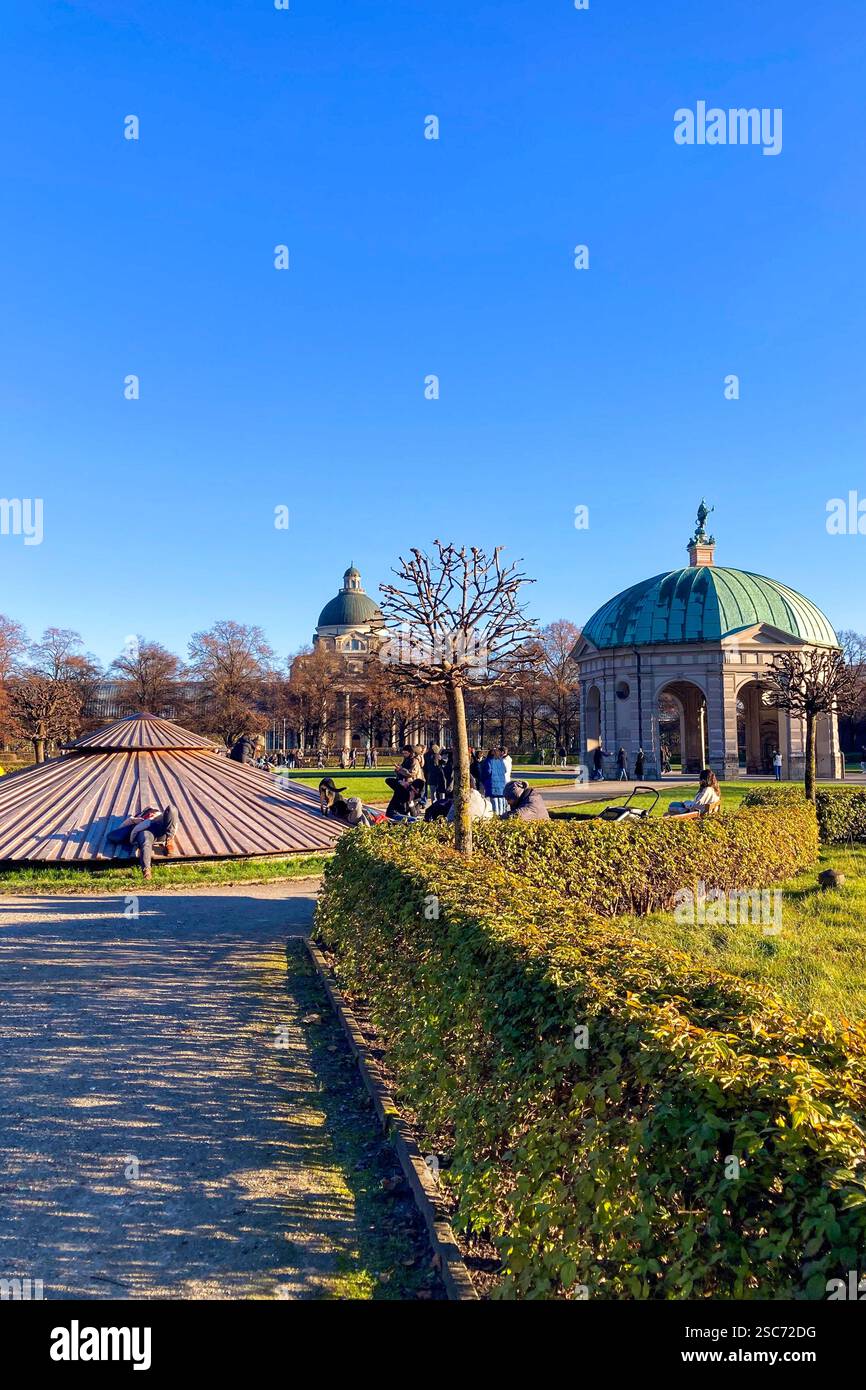 MUNICH, ALLEMAGNE - 2 DÉCEMBRE 2024 : le Hofgarten (jardin de la cour) est un jardin dans le centre de Munich, situé entre la Residenz et l'Englischer - Image de stock capturée avec un smartphone
