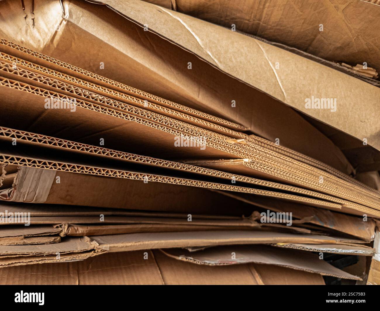 Vue rapprochée des couches de carton ondulé empilées, mettant en valeur ...
