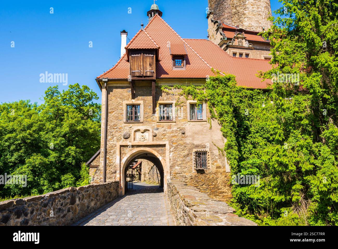 Vue sur le vieux beau château de Czocha en été, basse Silésie, Pologne Banque D'Images