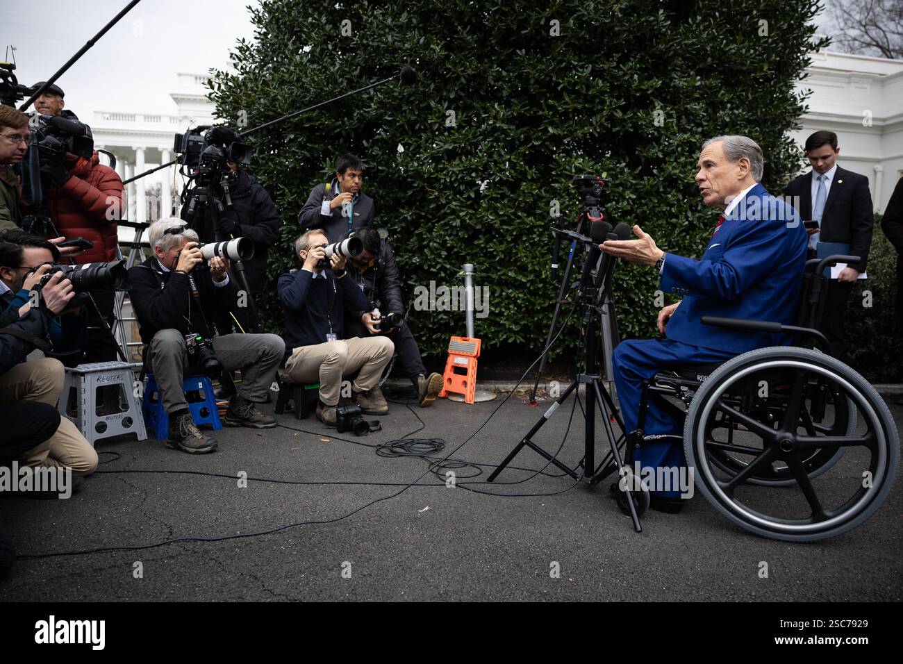 Washington, États-Unis. 05th Feb, 2025. Le gouverneur du Texas, Greg Abbott, s’entretient avec des journalistes après avoir rencontré le président Donald Trump à la Maison Blanche à Washington, DC, le mercredi 5 février 2025. Photo de Francis Chung/UPI crédit : UPI/Alamy Live News Banque D'Images