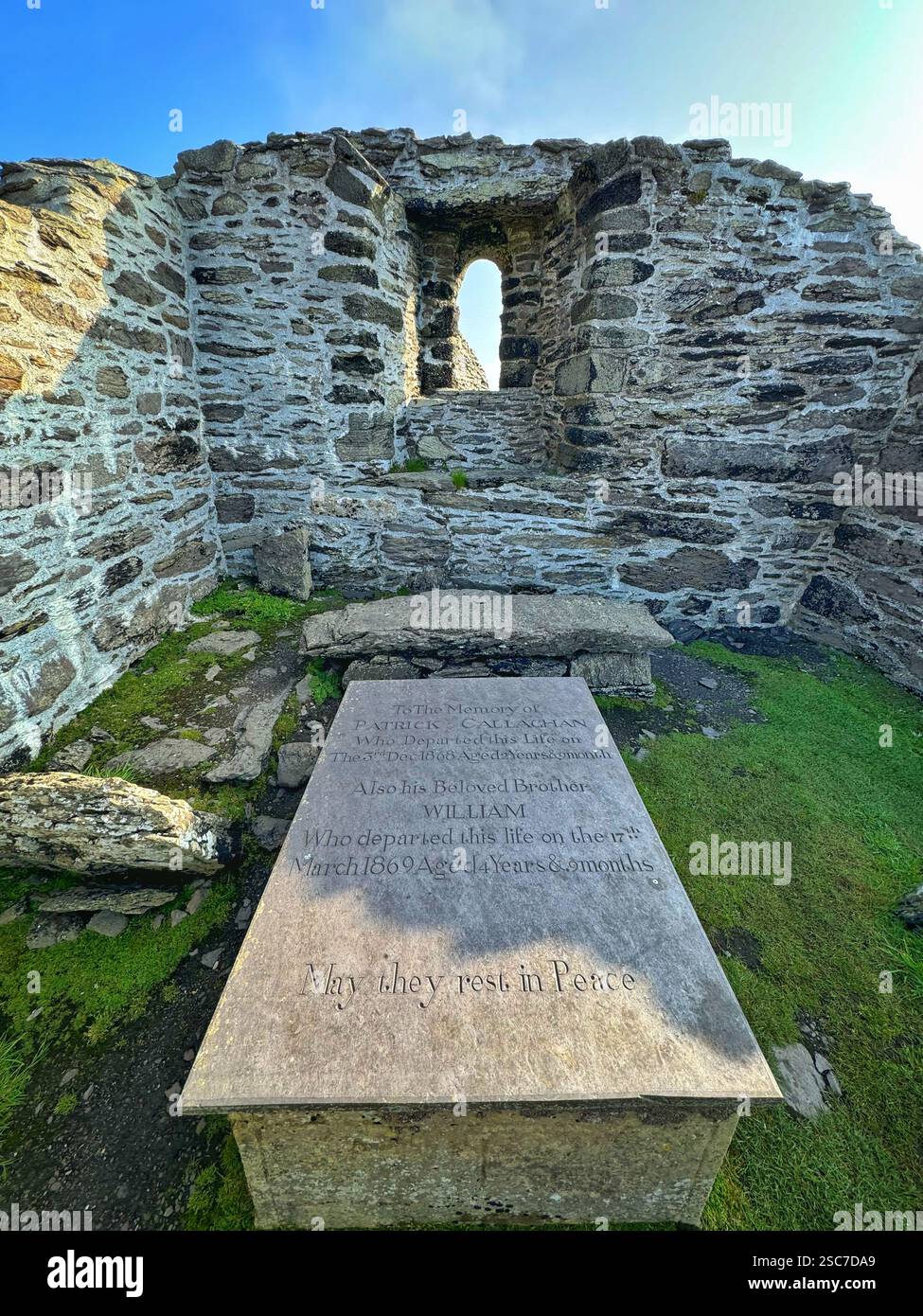 Tombe de Patrick et William Callaghan, fils du gardien du phare, Michael Skellig, comté de Kerry, Irlande. - Image de stock capturée avec un smartphone