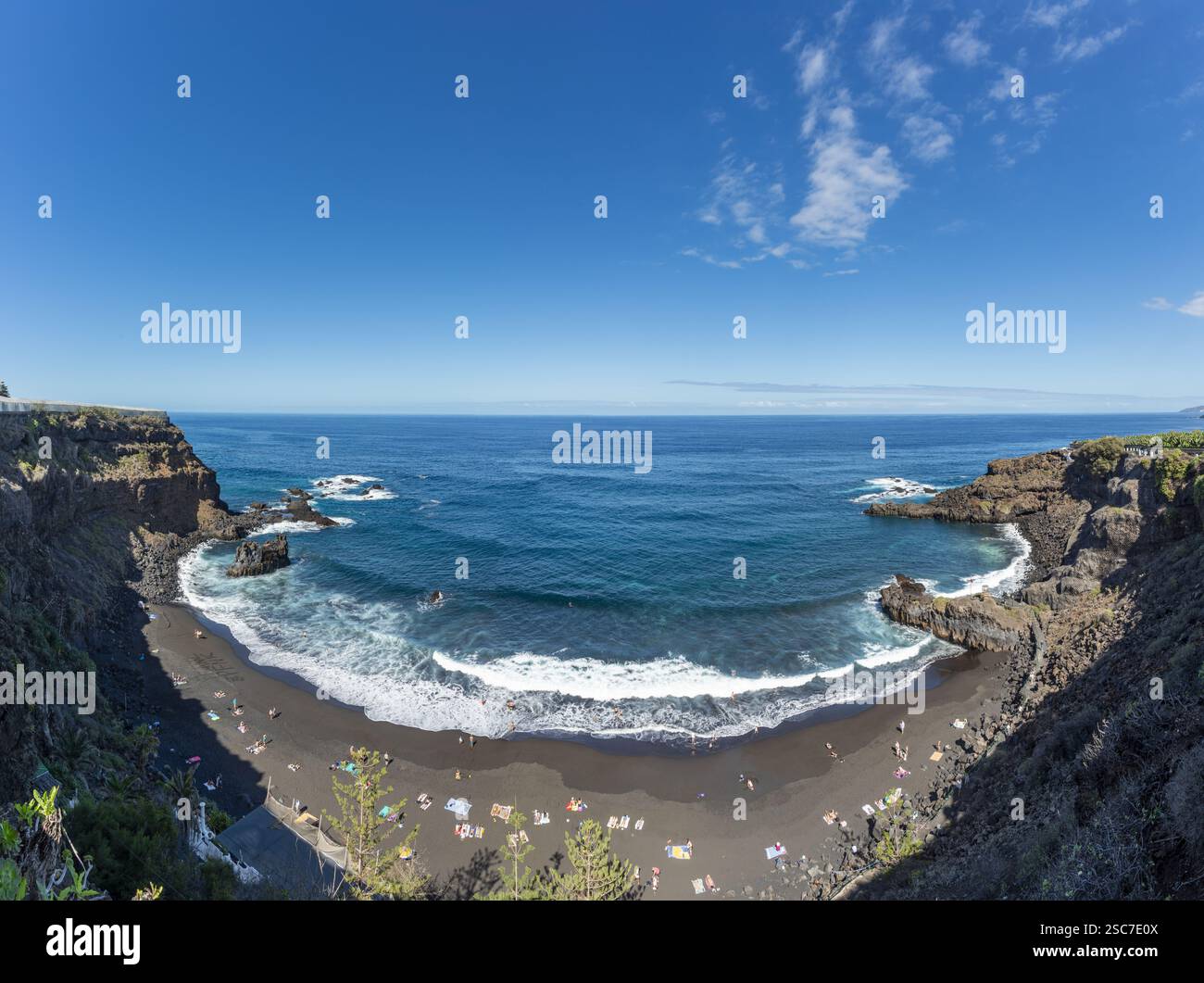 La plage de lave bordée de baigneurs, Playa del Bollulo, près de Puerto de la Cruz, Tenerife, îles Canaries, Espagne, Europe Banque D'Images