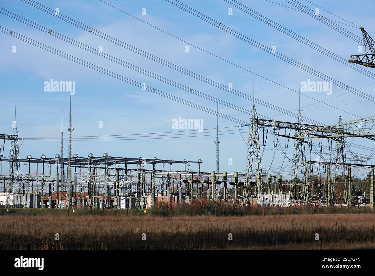 30.11.2024, Allemagne, Brandebourg, Maerkisch-Wilmersdorf - lignes électriques à haute tension devant la sous-station Thyrow. La sous-station connecte le tran Banque D'Images