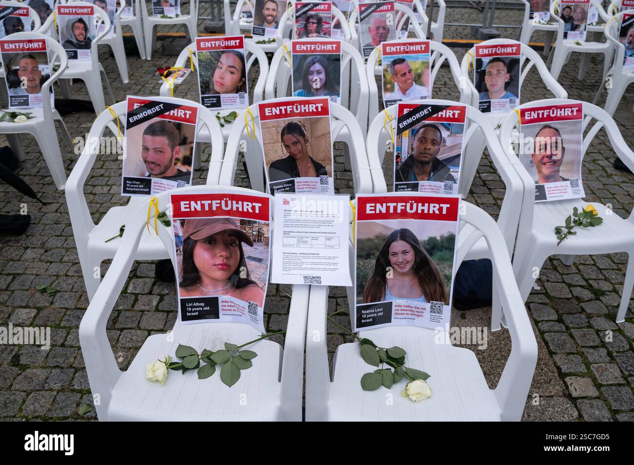 07.10.2024, Allemagne, Berlin, Berlin - installation sur Bebelplatz pour le premier anniversaire du massacre du 7 octobre avec des portraits de l'hôte israélien Banque D'Images