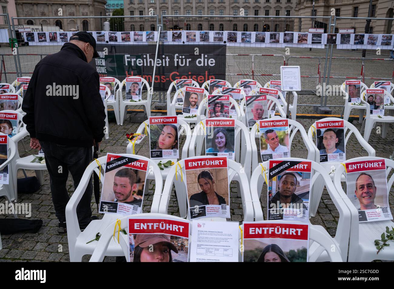 07.10.2024, Allemagne, Berlin, Berlin - installation sur Bebelplatz pour le premier anniversaire du massacre du 7 octobre avec des portraits de l'israélien h Banque D'Images