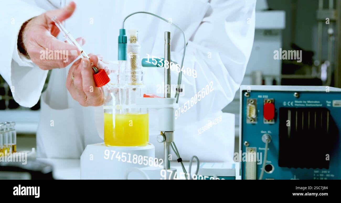 Image de traitement de données scientifiques sur l'équipement de laboratoire et scientifique en manteau blanc Banque D'Images