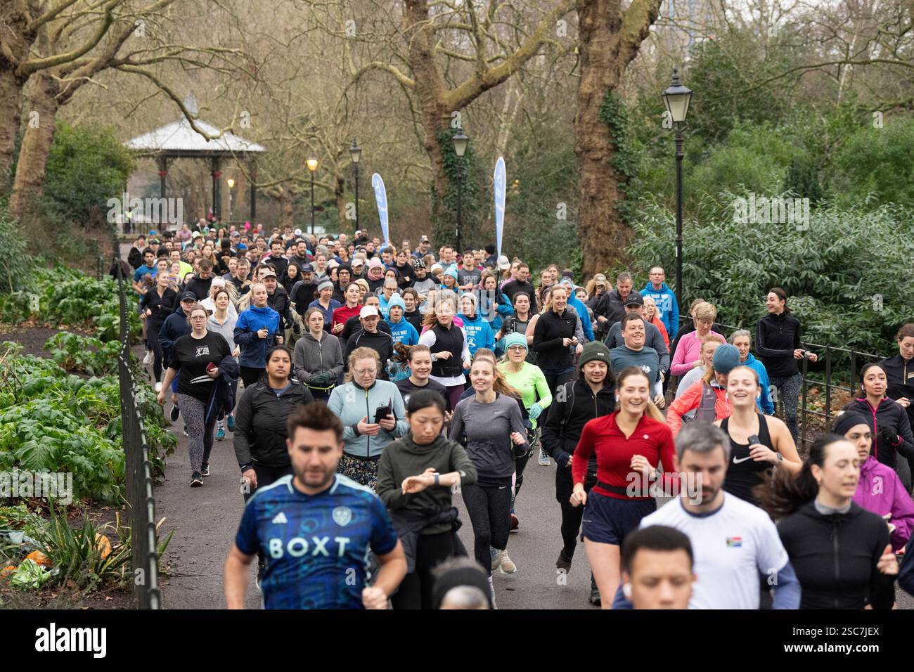 Grand groupe courant dans Battersea Park, Londres. Banque D'Images