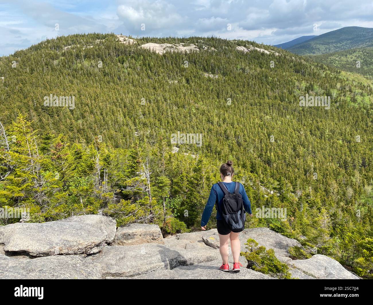 Fille randonnée dans les White Mountains, New Hampshire - Image de stock capturée avec un smartphone
