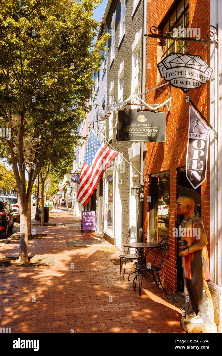 Caroline Street avec des magasins dans le quartier historique de Fredericksburg, Virginie, États-Unis Banque D'Images