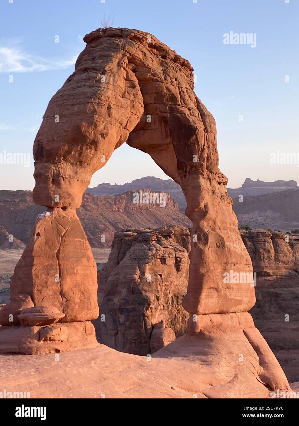 Arc délicat au coucher du soleil à Moab, Utah - Image de stock capturée avec un smartphone