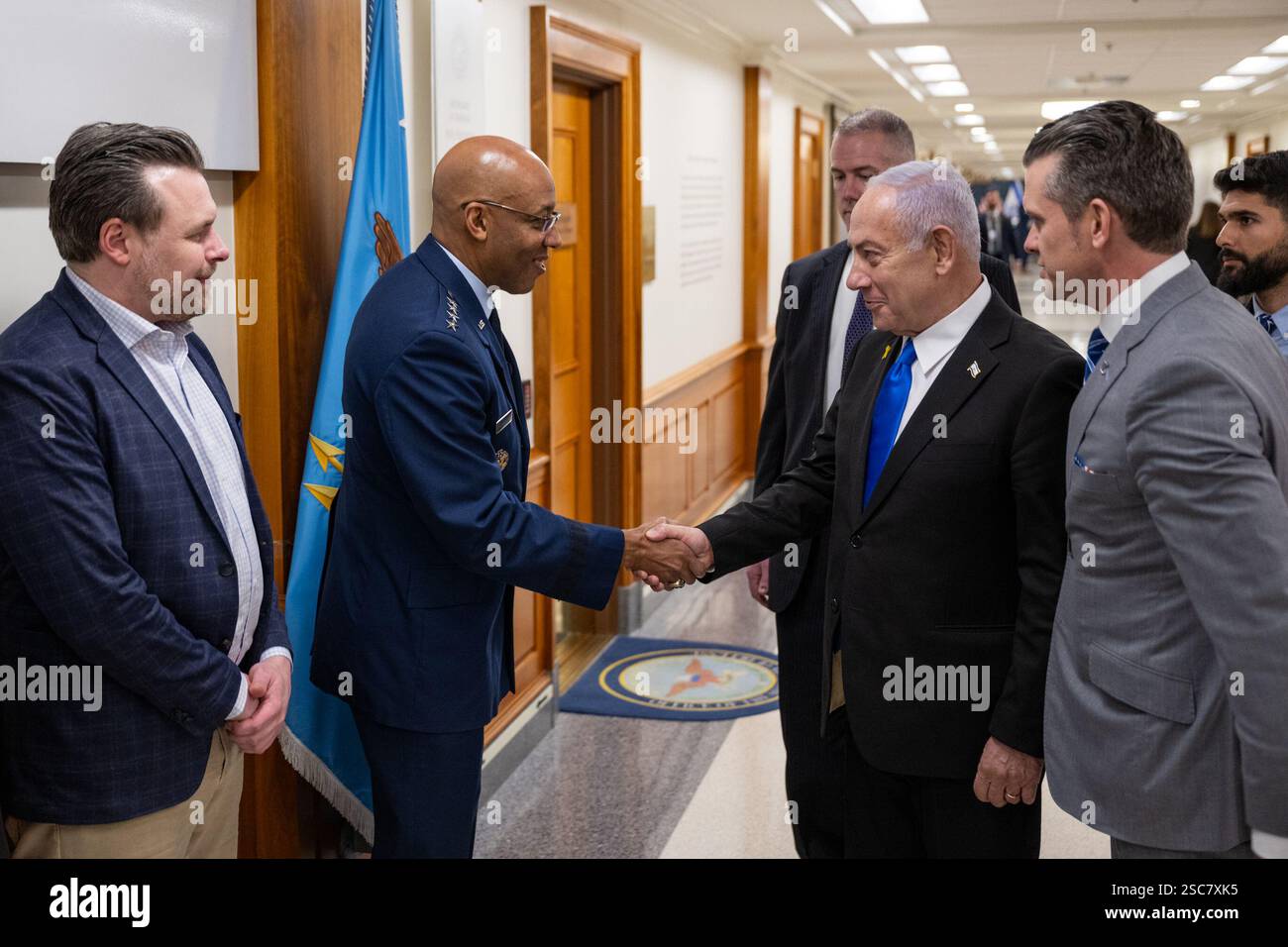 Le secrétaire à la Défense Pete Hegseth organise un échange bilatéral avec le premier ministre israélien Benjamin Netanyahu au Pentagone, Washington, DC, le 5 février 2025. (Photo du DOD par U.S. Air Force Tech. Sgt. Jack Sanders) Banque D'Images