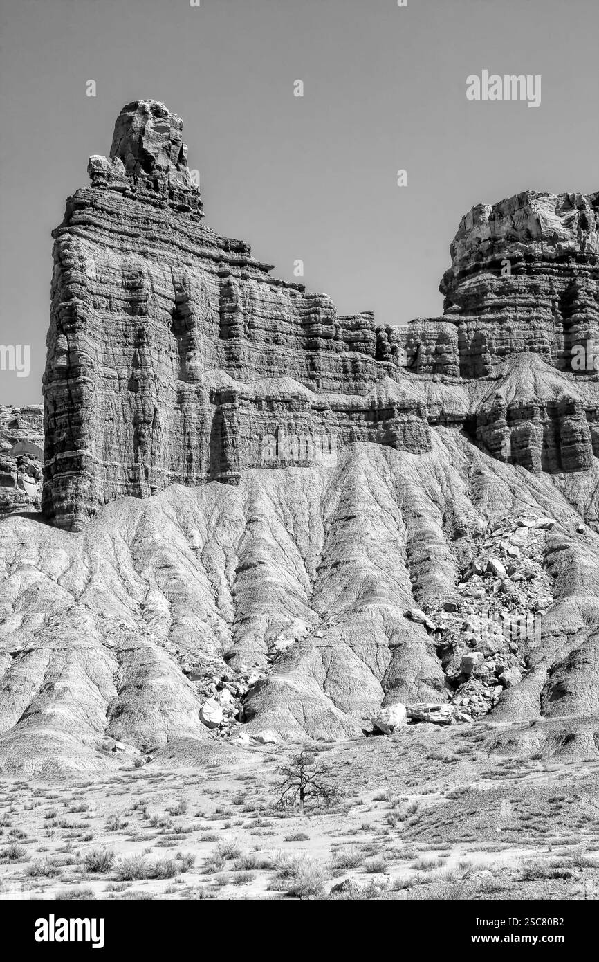 Une montagne avec un rocher au sommet. La montagne est très haute Banque D'Images