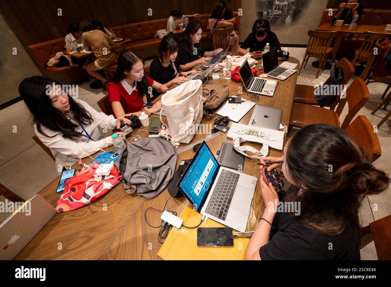 Bangkok, Thaïlande - 24 janvier 2020 : un groupe de femmes s'est réuni autour d'une table avec des ordinateurs portables à l'intérieur de la réserve Starbucks au centre commercial CentralWorld Banque D'Images