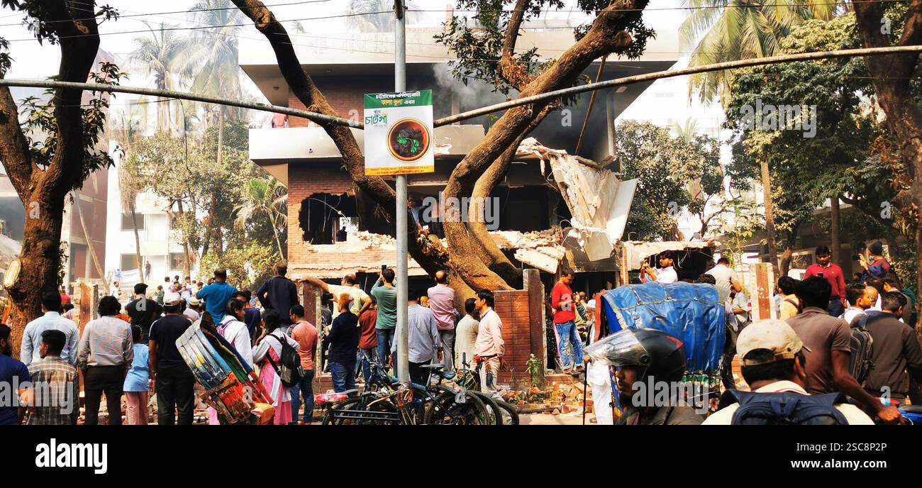 Les manifestants attaquent et détruisent la maison du cheikh Mujibur Rahman à Dhanmondi 32, Dhaka Banque D'Images